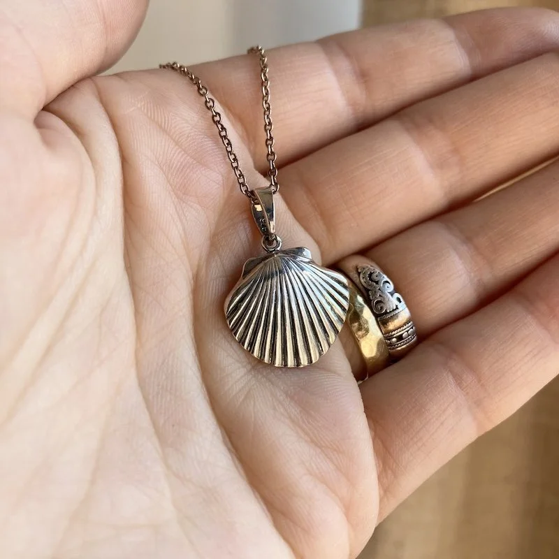 Pretty Sterling Silver Scallop Shell Necklace