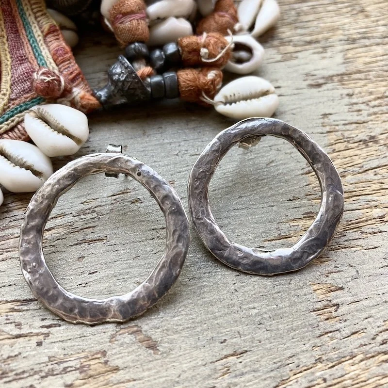 minimalist solid silver hammered circle earrings 1.jpeg