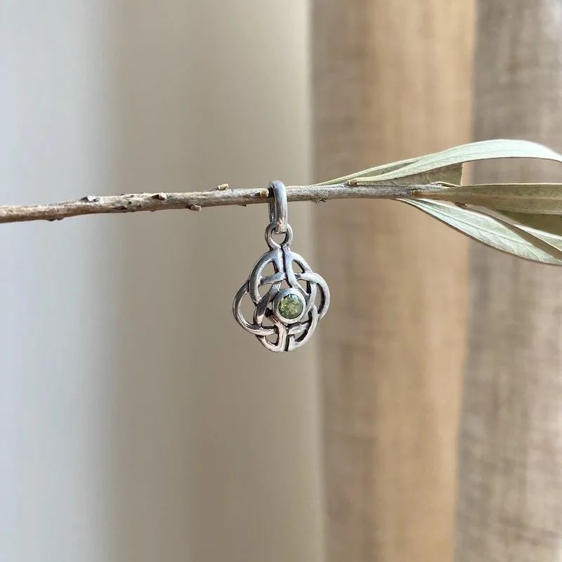 celtic sterling silver and peridot pendant  5.jpeg