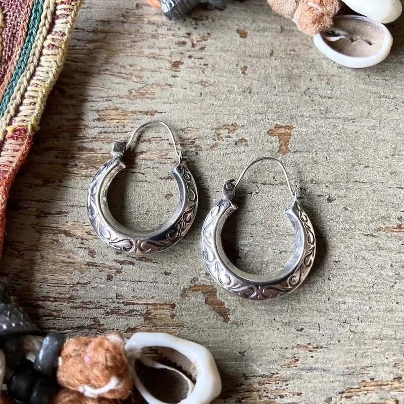 cute little vintage sterling silver engraved hoops 2.jpeg