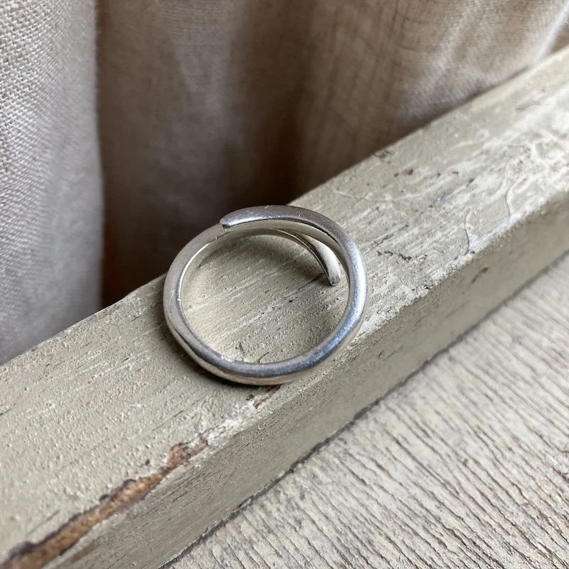 vintage simple sterling silver ring 2.jpeg