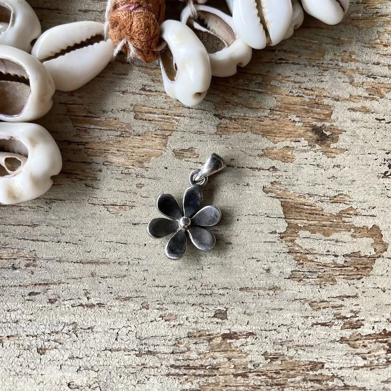 pretty sterling silver flower charm 1.jpeg