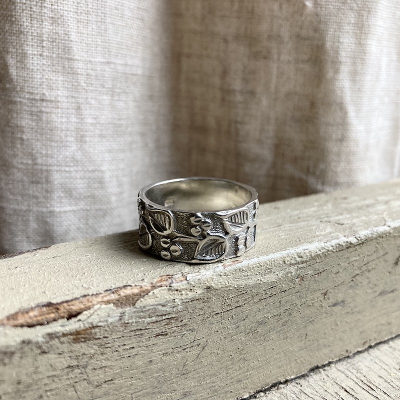 Beautiful Vintage Solid Silver Botanical Band Ring O