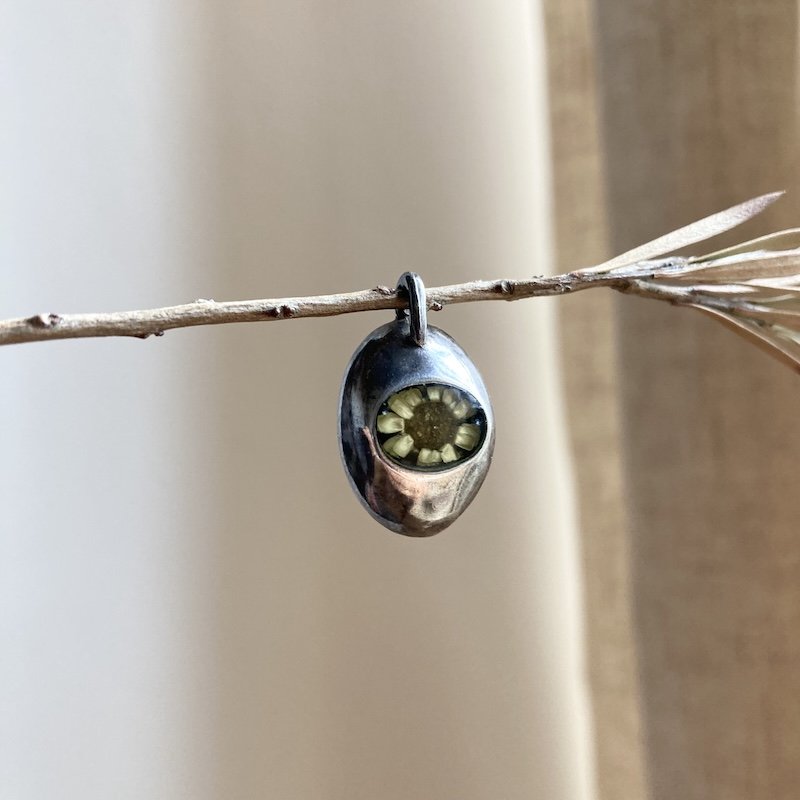 Pretty Vintage Solid Silver Daisy Pendant