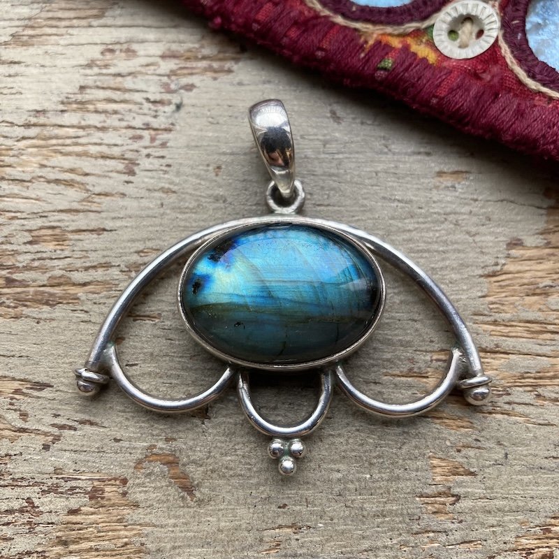 sterling silver and labradorite pendant.jpeg