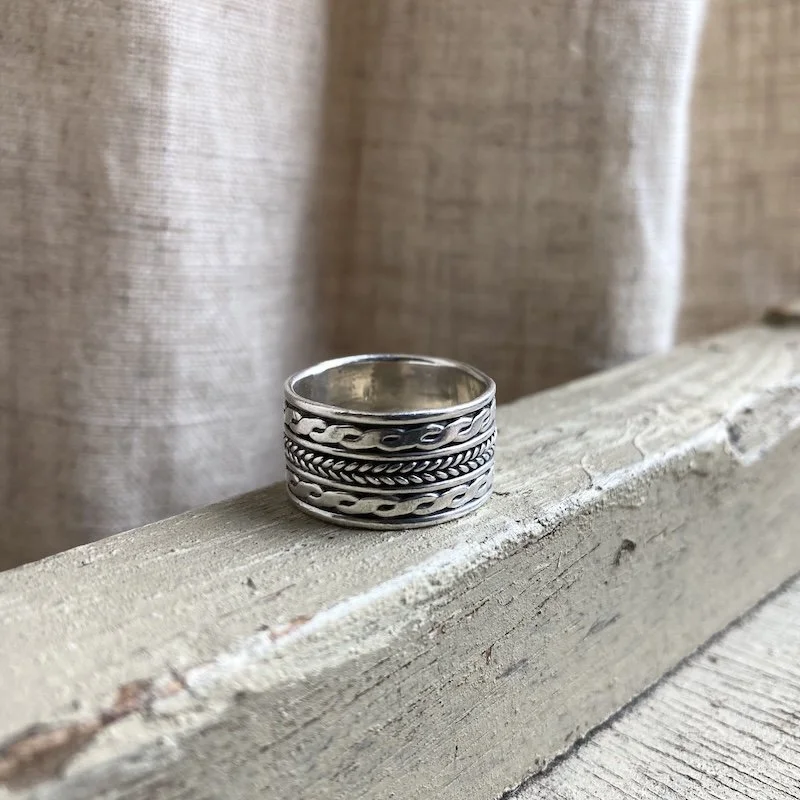 vintage ornate solid silver band ring 1.jpeg