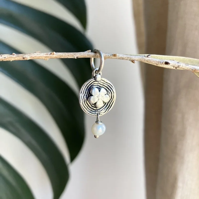 cute sterling silver flower and pearl pendant 4.jpeg