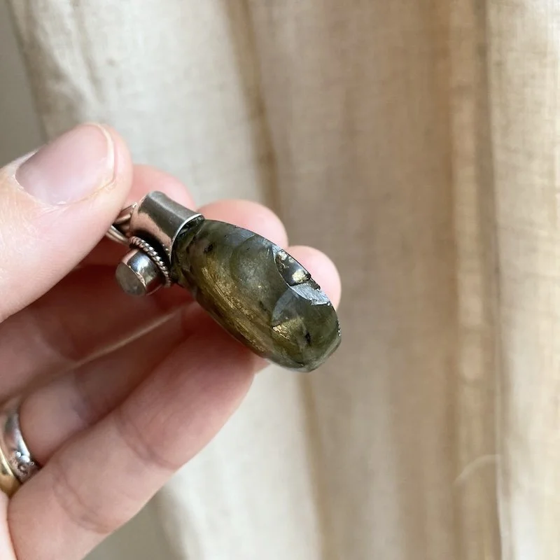 labradorite pendant imperfection.jpeg