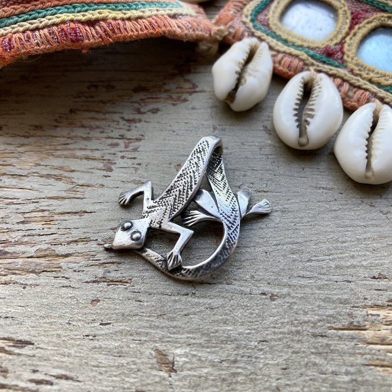 vintage sterling silver lizard pendant 1.jpeg
