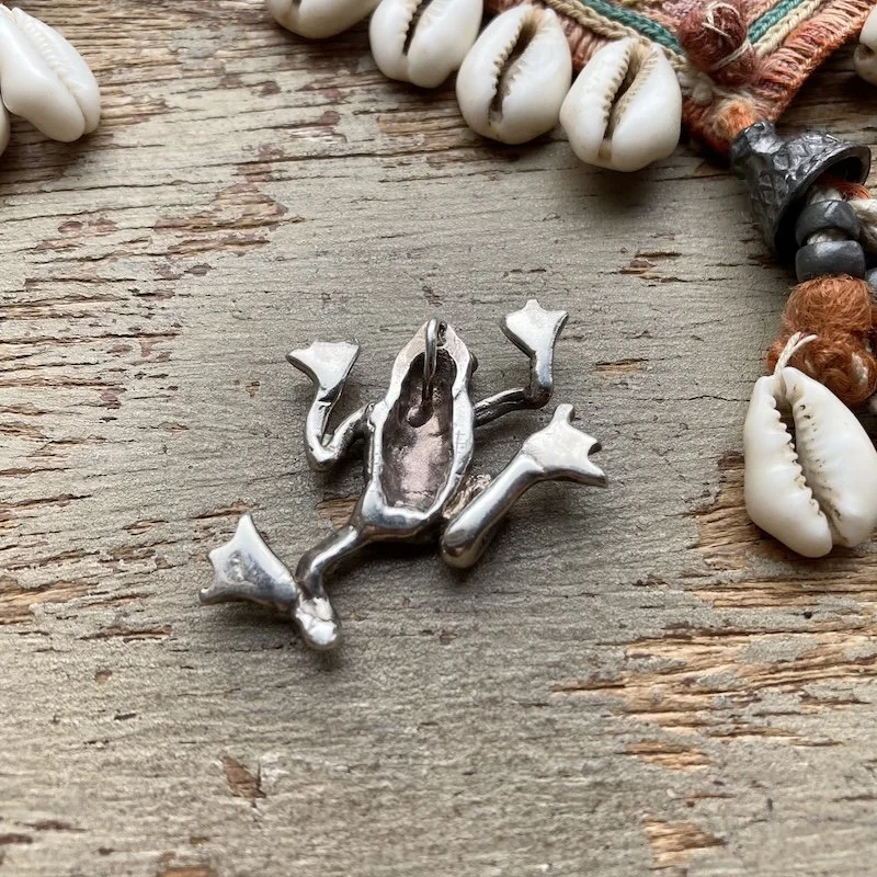 vintage sterling silver frog pendant 3.jpeg