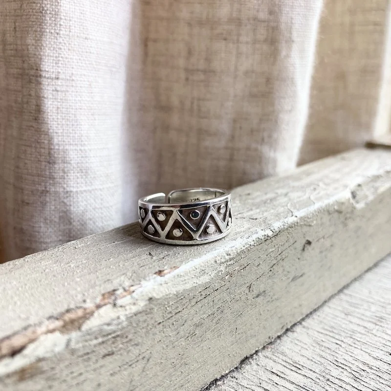 solid silver geometric patterned pinky : toe ring 1.jpeg