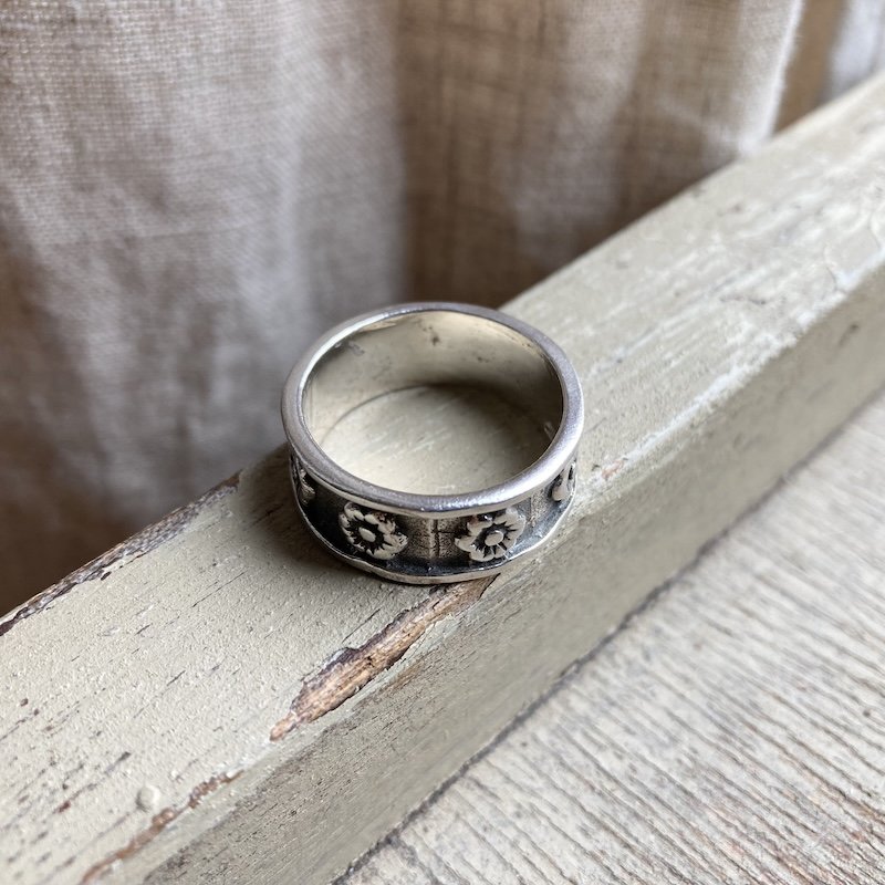 Lovely Vintage Sterling Silver Flower Band Ring