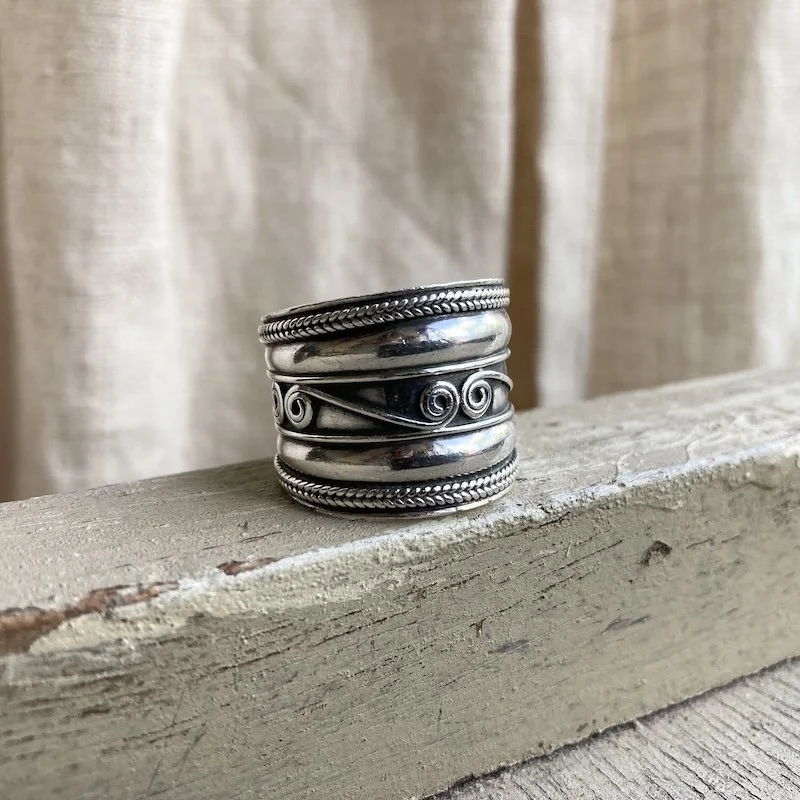 funky wide band Balinese ring 1.jpeg