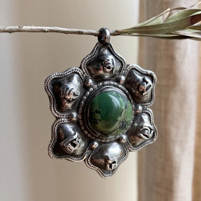 vintage tibetan sterling silver green turquoise pendant 4.jpeg
