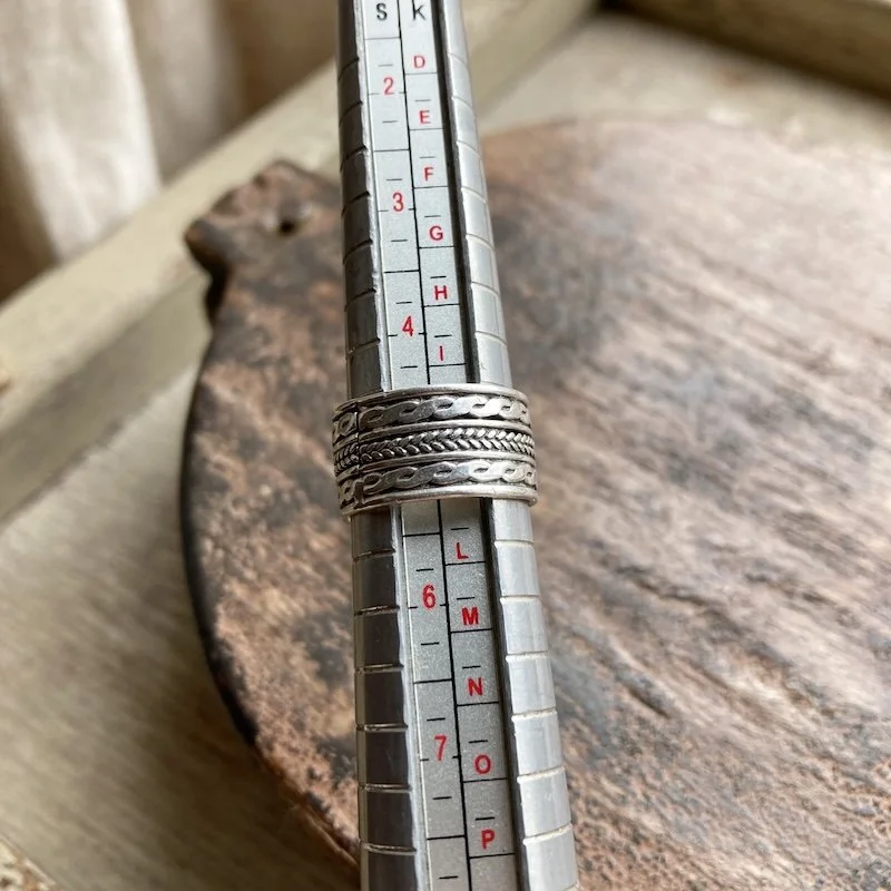 vintage ornate solid silver band ring 3.jpeg