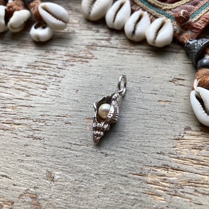 Pretty Vintage Sterling Silver Seashell Pendant