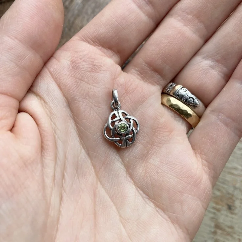 celtic sterling silver and peridot pendant  4.jpeg