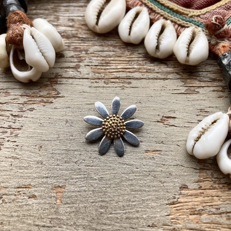 sterling silver daisy pendant 1.jpeg
