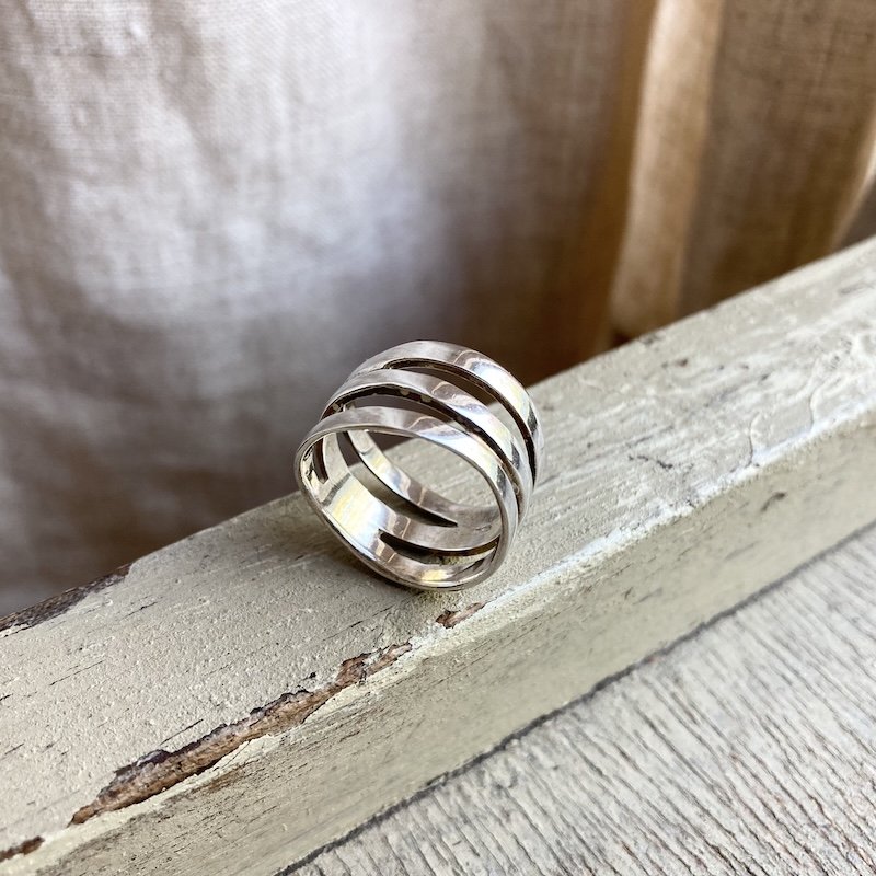 vintage minimalist tripe strand ring 2.jpeg