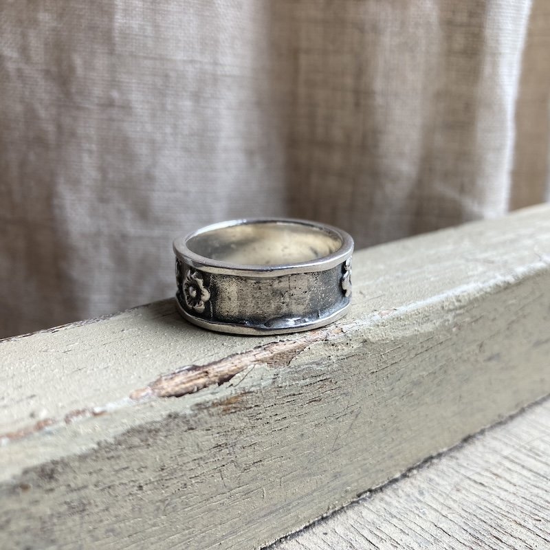 Lovely Vintage Sterling Silver Flower Band Ring