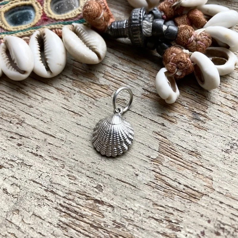 vintage sterling silver cockle shell pendant 1.jpeg