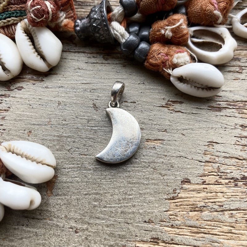 vintage sterling silver crescent moon pendant 1.jpeg
