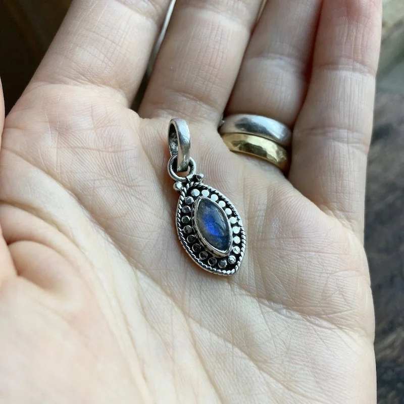 sterling silver and labradorite pendant 3.jpeg