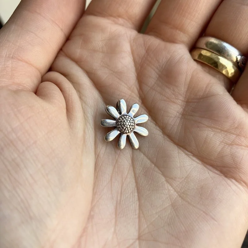 simple sterling silver daisy pendant 3.jpeg