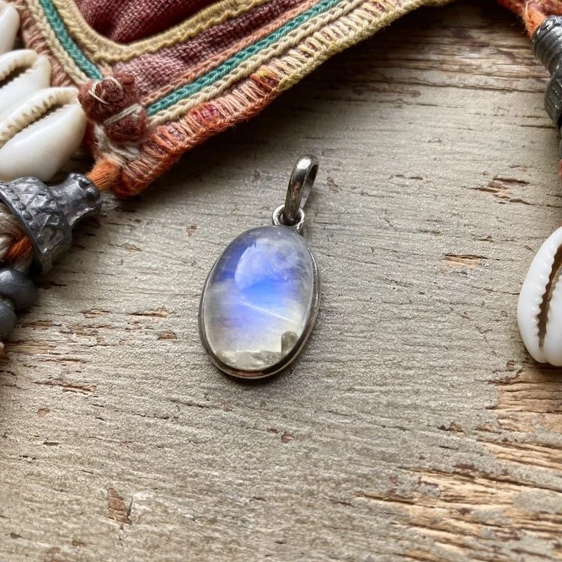 vintage sterling silver rainbow moonstone pendant 1.jpeg