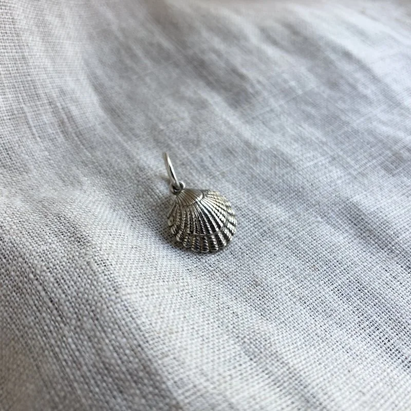 vintage sterling silver cockle shell pendant 2.jpeg