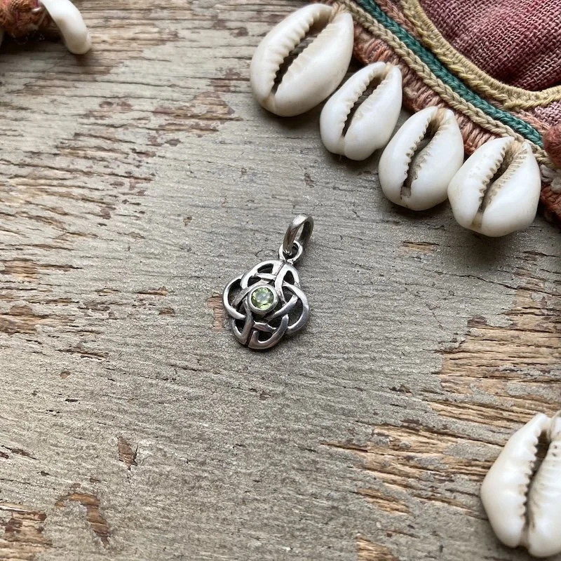 celtic sterling silver and peridot pendant 1.jpeg