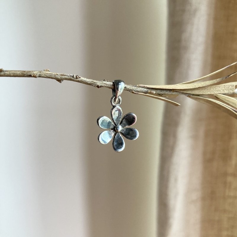 pretty sterling silver flower charm 4.jpeg