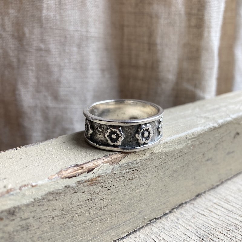 Lovely Vintage Sterling Silver Flower Band Ring