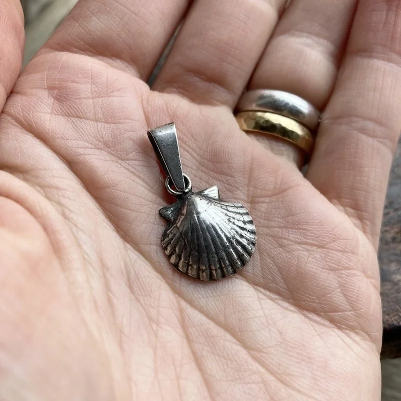 vintage sterling silver scallop shell pendant 3.jpeg