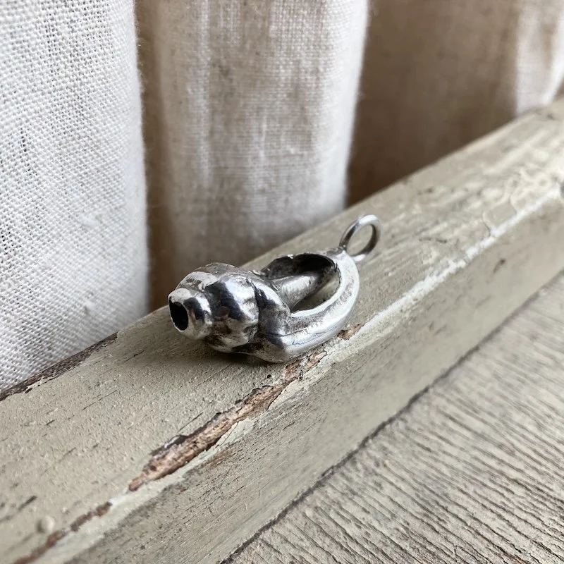 amazing vintage solid silver cast shell pendant 1.jpeg