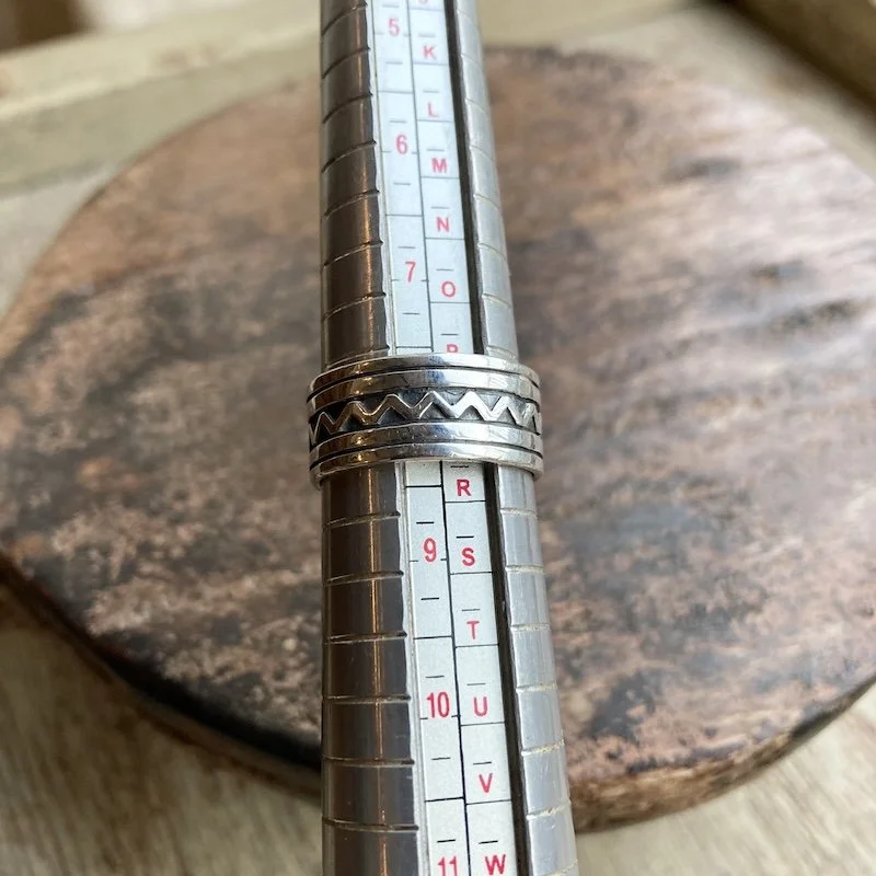 vintage solid silver zigzag band ring 5.jpeg