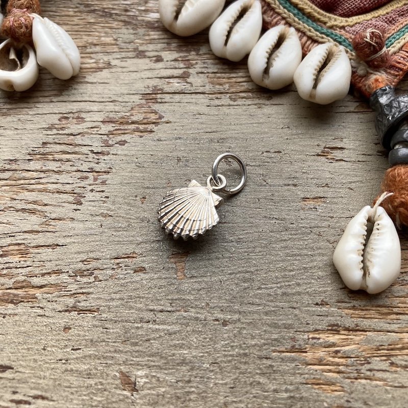 vintage sterling silver shell pendant 2.jpeg