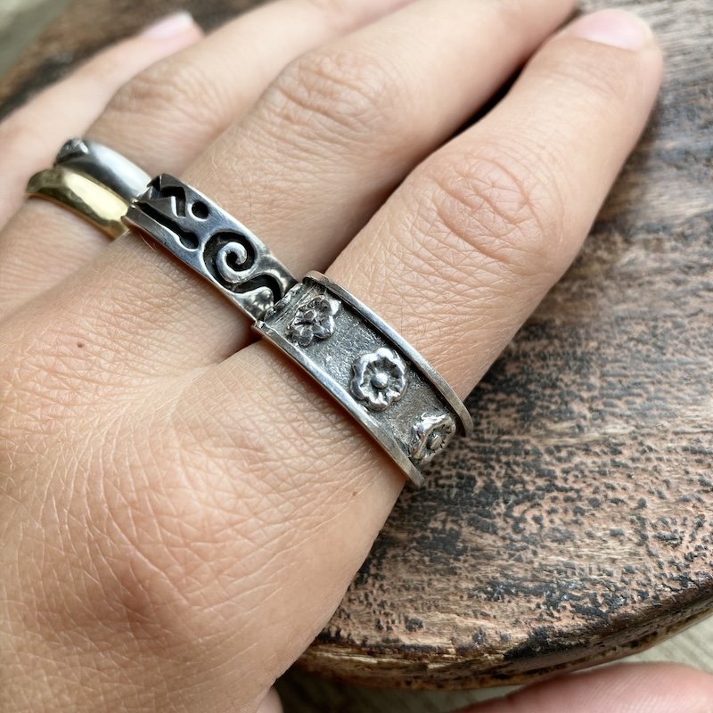 Lovely Vintage Sterling Silver Flower Band Ring