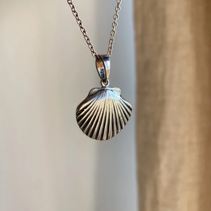 Pretty Sterling Silver Scallop Shell Necklace