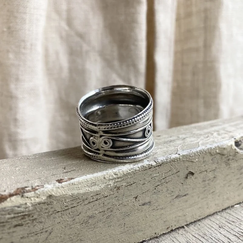 funky wide band Balinese ring 2.jpeg