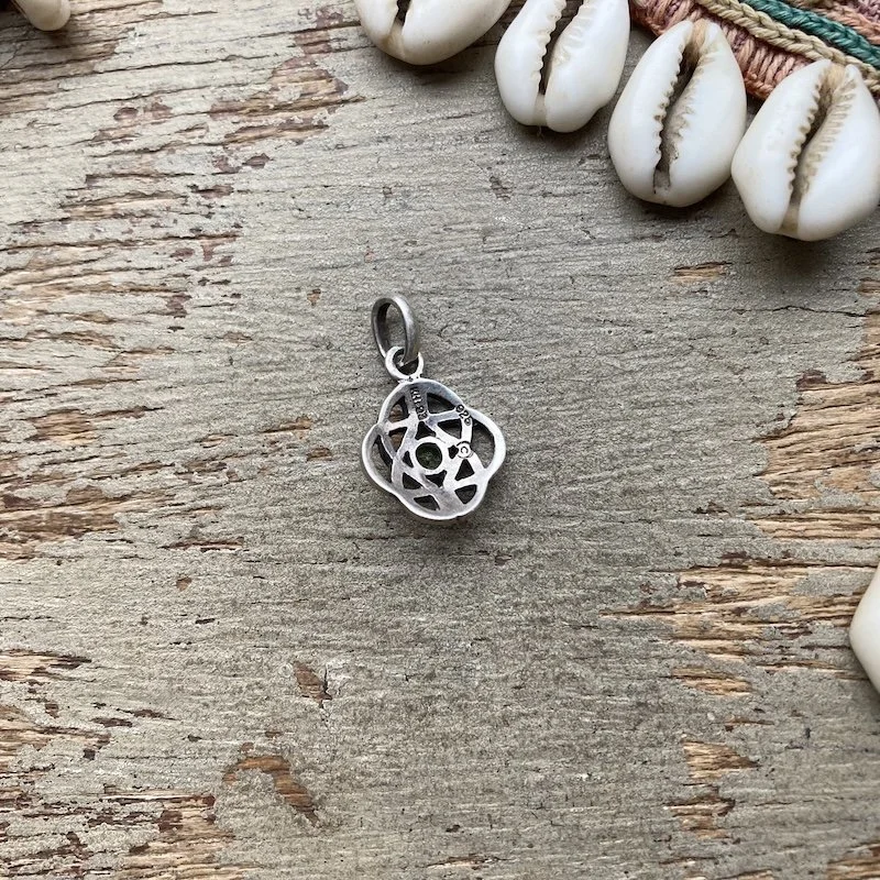 celtic sterling silver and peridot pendant  3.jpeg