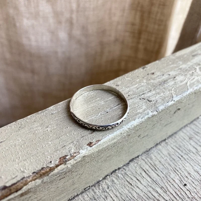 ornate sterling silver band ring 3.jpeg