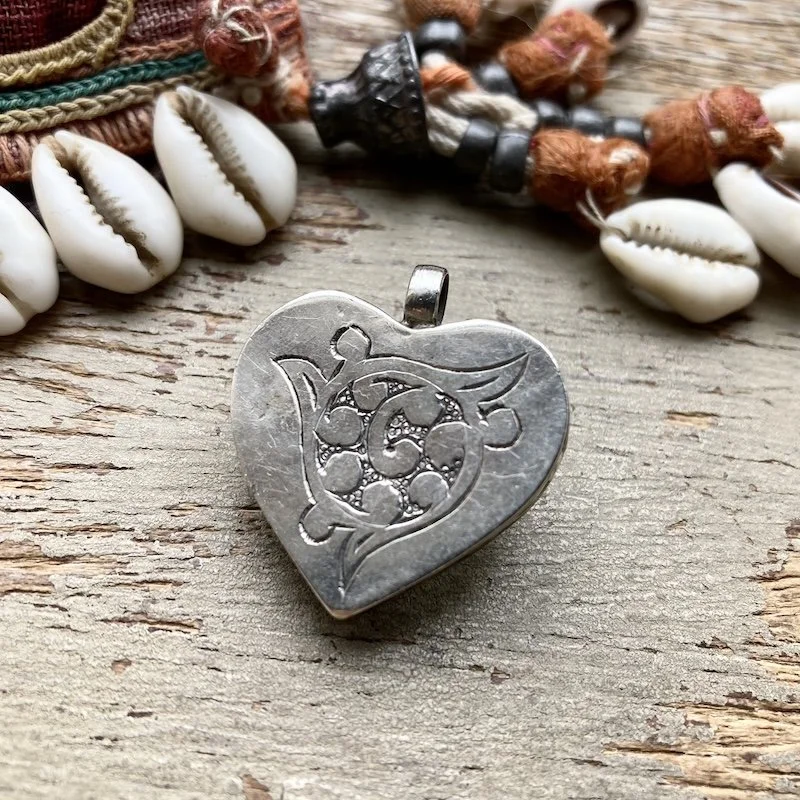 ornate sterling silver and lapis lazuli heart pendant 2.jpeg