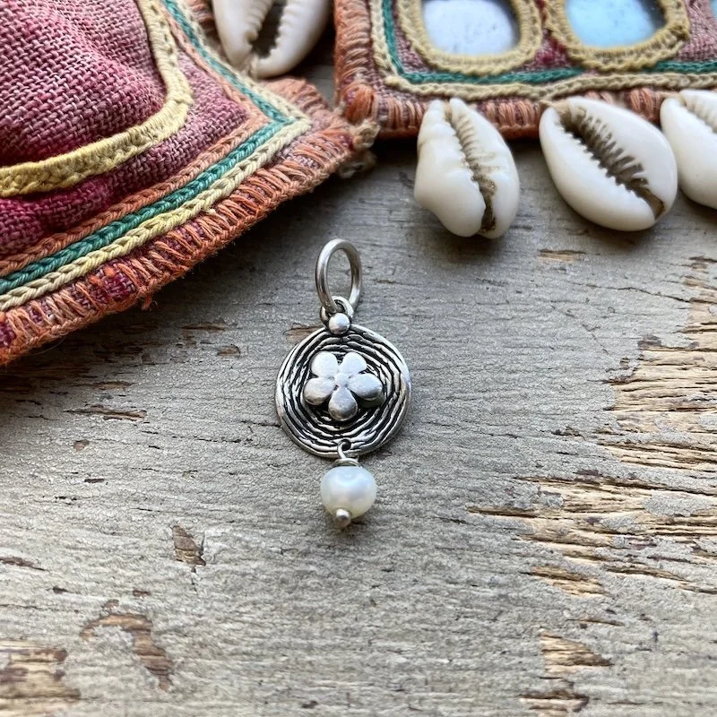 cute sterling silver flower and pearl pendant 1.jpeg