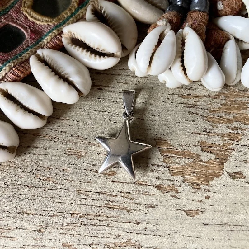 vintage sterling silver puffy star pendant 1.jpeg