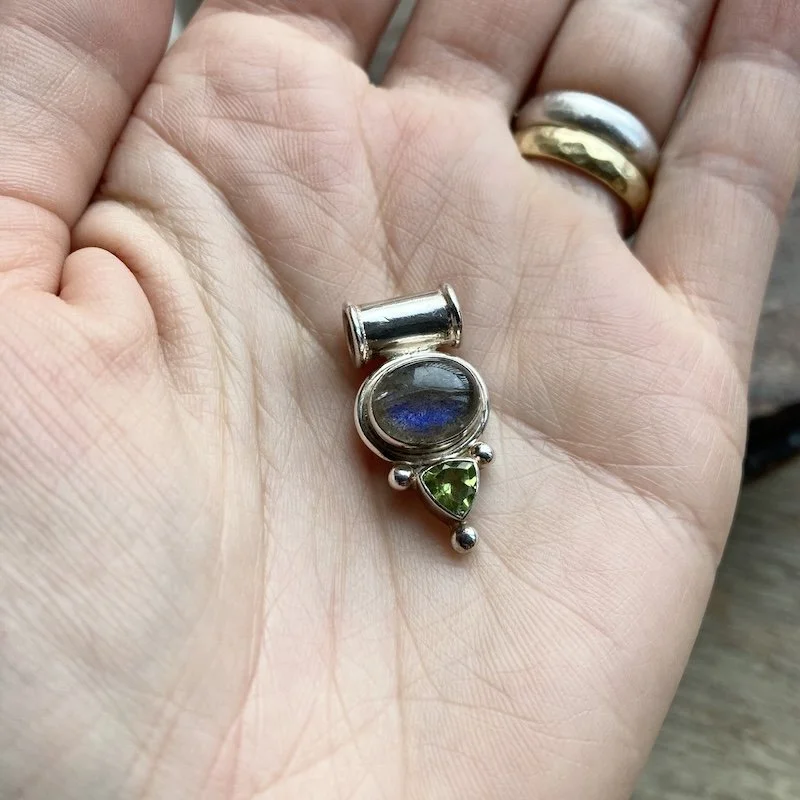sterling silver labradorite and peridot pendant  3.jpeg
