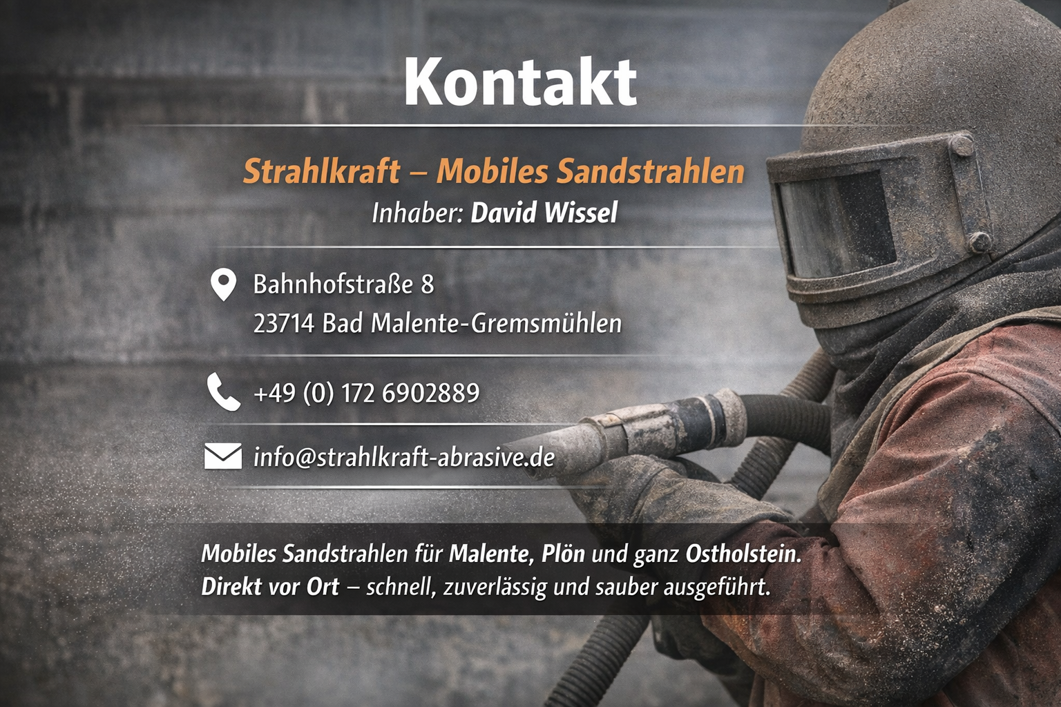 Geschäftsanschrift für mobile Sandstrahlen, mit Kontaktinformationen, auf einem Hintergrundbild eines Arbeiters mit Schutzkleidung und Sandstrahler.