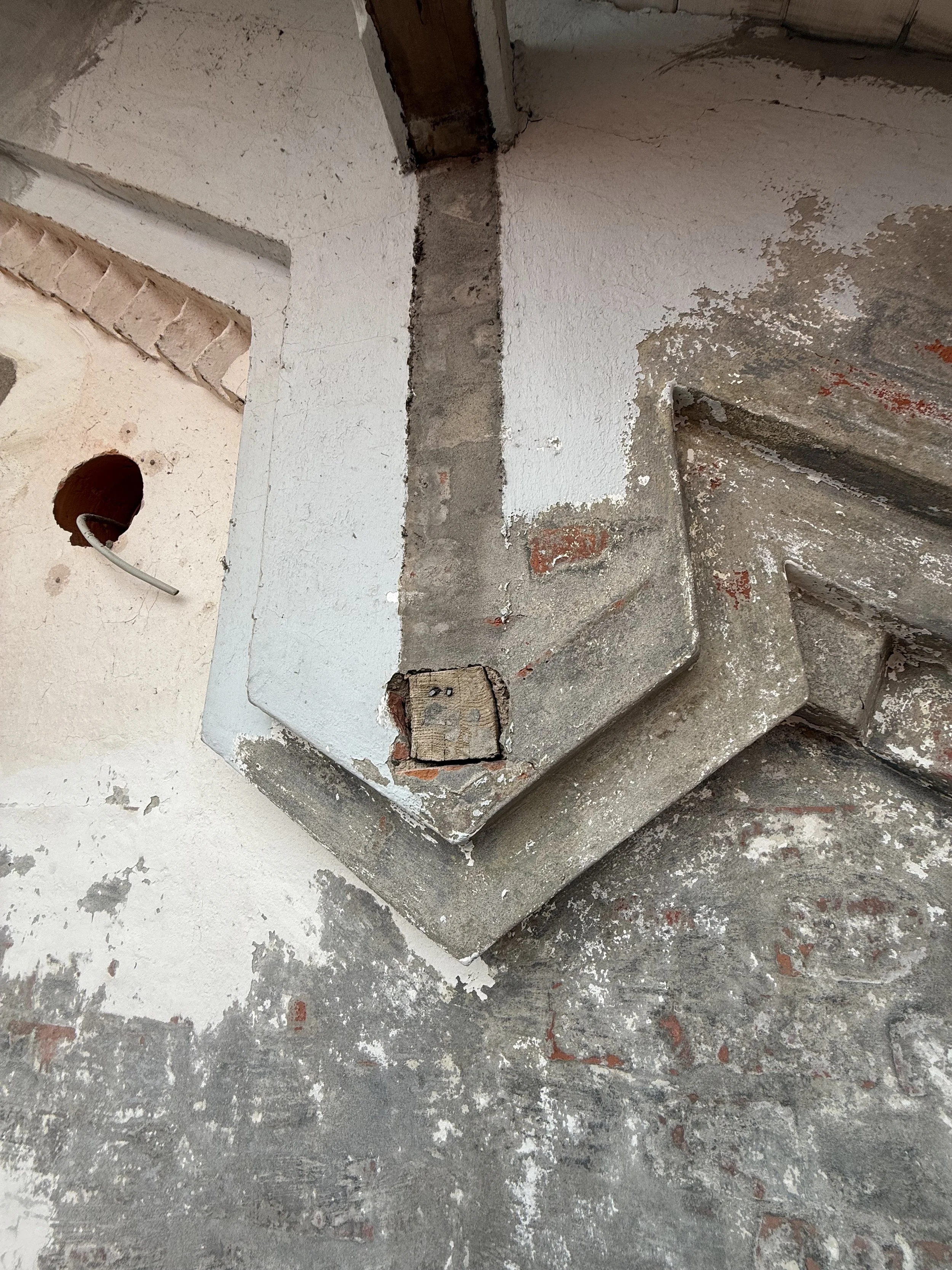 Farbe vom Putz gesandstrahlt. Putz bleibt bestehen