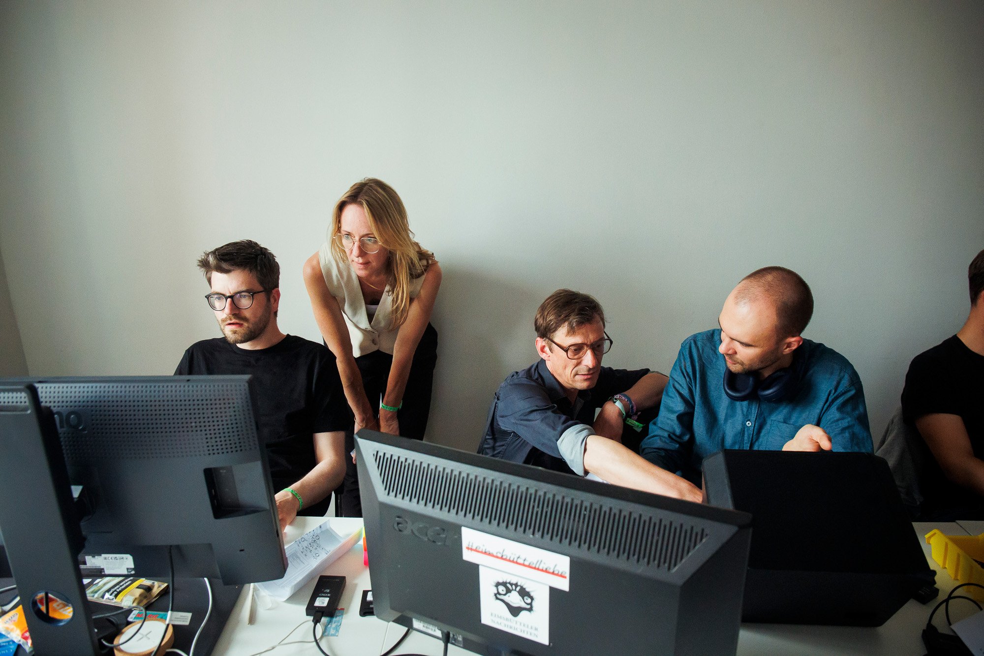 Mehrere Personen arbeiten an Computern in einem Büro.