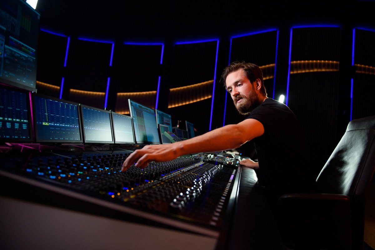 Business Portrait. Ein Musiker in seinem Tonstudio.